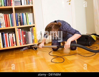 Une femme à l'aspirateur, la Suède. Banque D'Images