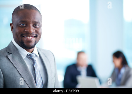Image de chef d'entreprise africain-américain à la caméra dans l'environnement de travail à Banque D'Images