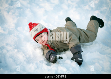 Girl playing in snow Banque D'Images