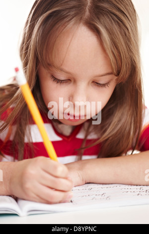 Girl écrit sur un ordinateur portable Banque D'Images