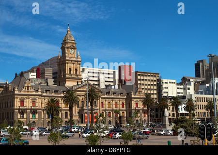 Hôtel de ville de Cape Town sur une journée ensoleillée avec un ciel bleu profond. Banque D'Images