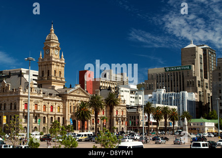 Hôtel de ville de Cape Town sur une journée ensoleillée avec un ciel bleu profond. Banque D'Images