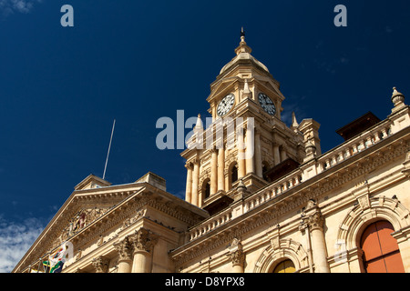 Hôtel de ville de Cape Town sur une journée ensoleillée avec un ciel bleu profond. Banque D'Images