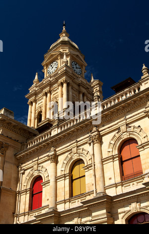 Hôtel de ville de Cape Town sur une journée ensoleillée avec un ciel bleu profond. Banque D'Images