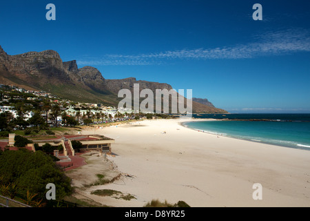 Vue sur la belle station balnéaire de Camps Bay à Cape Town Banque D'Images