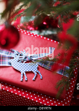 Cadeaux de Noël et renne en décoration de Noël Banque D'Images