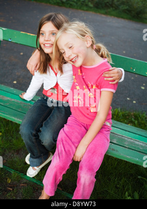 Deux filles sur un banc. Banque D'Images