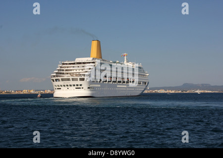 P&O / P et O Cruise Line Cruise Ship "ORIANA" ( 260 m) - sortie du port à la fin de l'après-midi - dans le port de Palma de Majorque Banque D'Images