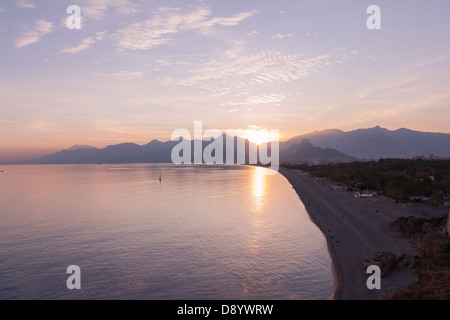 Coucher de soleil sur plage de Konyaalti à Antalya / Turquie Banque D'Images