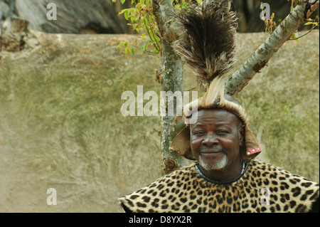 Personnes, ethnique, homme adulte senior, robe de tête du chef Zulu, village à thème Shakaland, KwaZulu-Natal, Afrique du Sud, visage souriant, origine ethnique Banque D'Images