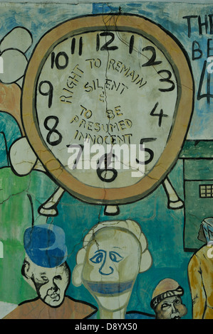 Dessin d'horloge et bâillonné homme droit au silence de l'écriture graffiti contre l'Apartheid Historique Durban, Afrique du Sud Banque D'Images