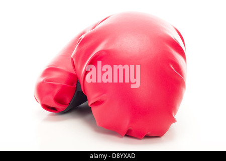 Gant de boxe rouge sur fond blanc Banque D'Images