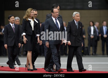 Tokyo, Japon. 7 juin 2013. Escorté par l'empereur japonais Akihito (R), le Président français François Hollande (2e R) marche suivi par sa compagne Valérie Trierweiler (2L) et Japonais Prince héritier Naruhito (L) au cours d'une cérémonie de bienvenue au Palais Impérial, à Tokyo, Japon, 07 juin 2013. Hollande est au Japon pour une visite officielle de trois jours. (Crédit Image : Credit : Franck Robichon-Pool ZUMAPRESS.com/Alamy Jana/presse/Live News) Banque D'Images