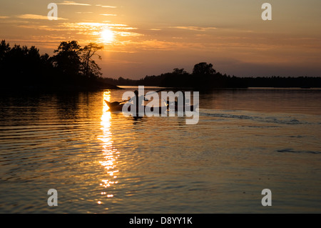 Paddling kayak au coucher du soleil. Banque D'Images