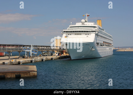 P&O / P et O Cruise Line Cruise Ship "ORIANA" ( 260 m) - sur quai avec des coach excursion présents - Palma. Banque D'Images