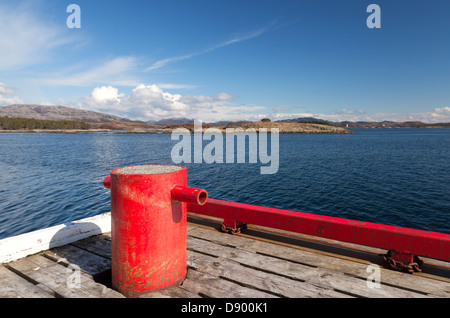 Amarrage rouge jetée en bois sur pied Banque D'Images