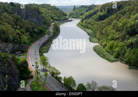 L'A4 Portway road près de la rivière Avon à Bristol, Angleterre. Banque D'Images