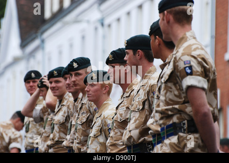 Une ligne de soldats attendent le début d'une parade homecoming Banque D'Images