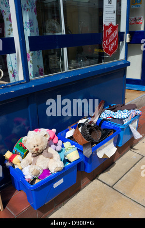 Un ours en peluche et d'autres articles en vente dans des boîtes à l'extérieur d'un magasin de charité de l'Armée du Salut. Banque D'Images