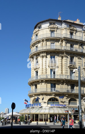 Bâtiment la Samaritaine (1860) Restaurant & Pavlever café (depuis 1910) à l'angle de la rue de la République et du quai du Port Marseille France Banque D'Images