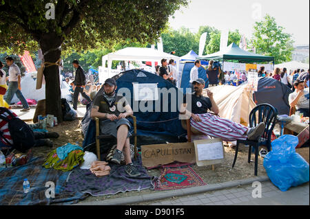 Istanbul, Turquie. 6e juin 2013. Le président ministre Tayyip Erdogan a appelé les manifestants "capulcu - des pillards. Il est devenu la parole de l'insurrection. Les gens chantent 'chaque jour je suis capulling'. Le 31 mai une manifestation pacifique contre la démolition du parc Gezi et de la construction d'un autre centre commercial de la place qu'à la place Taksim a dégénéré lorsque la police a attaqué les manifestants avec des gaz lacrymogènes et des canons à eau tôt le matin. Deux jours d'une lutte avec une extrême et injuste la brutalité de la police ont suivi. La police a retiré et enfin depuis la place Taksim et du parc Gezi sont occupés par une grande va Banque D'Images