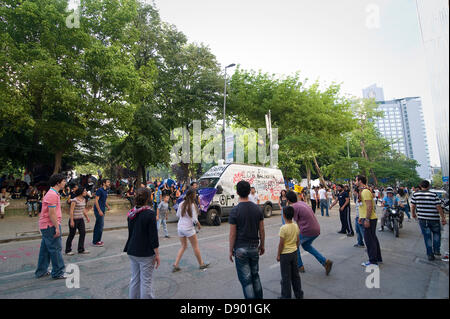 Istanbul, Turquie. 6e juin 2013. Les protestataires à jouer au ballon sur les rues occupées. Le 31 mai une manifestation pacifique contre la démolition du parc Gezi et de la construction d'un autre centre commercial de la place qu'à la place Taksim a dégénéré lorsque la police a attaqué les manifestants avec des gaz lacrymogènes et des canons à eau tôt le matin. Deux jours d'une lutte avec une extrême et injuste la brutalité de la police ont suivi. La police a retiré et enfin depuis la place Taksim et du parc Gezi sont occupés par une grande variété de citoyen turc. Beaucoup de mettre des tentes et passer la nuit. Photo par CLAUDIA WIENS/Alamy Live News Banque D'Images