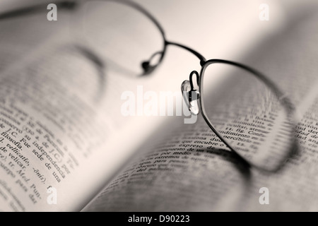 Détail de lunettes et livre Banque D'Images