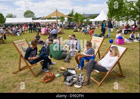 Des groupes de visiteurs de vous détendre sur la pelouse à l'Hay Festival 2013 Hay-on-Wye Powys Pays de Galles UK Banque D'Images