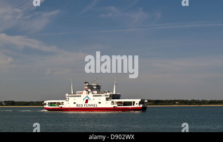 Voiture Red Funnel et de passagers passant Calshot spit de Southampton à Cowes, île de Wight Banque D'Images