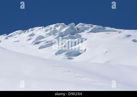 GLACIER DE FEE, saas-fee, Valais, Suisse. Des traces de ski dans la neige entre les crevasses du glacier au cours d'une journée d'hiver ensoleillée. Banque D'Images