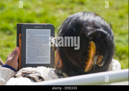 Femme lisant Amazon Kindle livre dehors à Hay Festival 2013 Hay-on-Wye Powys Pays de Galles UK Banque D'Images