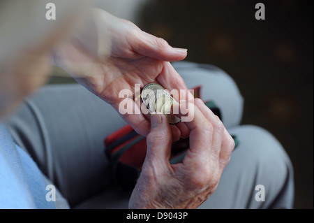 Personnes âgées caucasian woman trier son argent. Banque D'Images