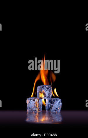 Des cubes de glace sur le feu donnant des flammes chaleur off cool Banque D'Images