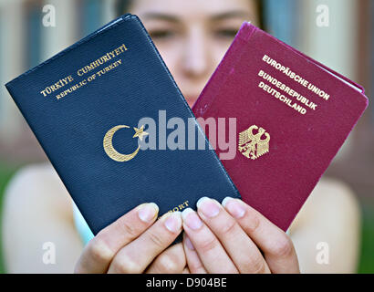 Gul Merve étudiant présente un Allemand (R) et un passeport turc à Stuttgart, Allemagne, 07 juin 2013. Peu avant une réunion du parlement fédéral (Bundesrat) sur la question de la double citoyenneté, Ministre de l'économie du Bade-Wurtemberg a parlé d'octroi de personnes d'origine étrangère La double citoyenneté. Photo : BERND WEISSBROD Banque D'Images