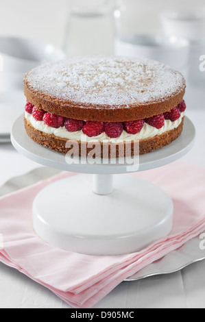 Gâteau éponge Victoria avec des framboises et de la crème Banque D'Images