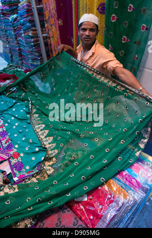 Un tapis montre sa marchandise dans un marché de la vieille ville de Delhi, Inde Banque D'Images