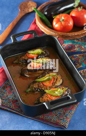 Aubergine aubergines farcies turc Karniyarik rempli d'agneau haché Banque D'Images