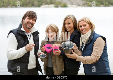 Famille avec deux enfants ramasser les bleuets Banque D'Images