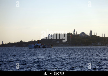 Traversier pour passagers sur Bosphore et le palais de Topkapi ISTANBUL Turquie 11 novembre 2012 Banque D'Images