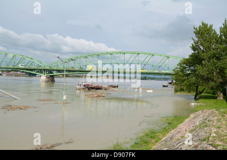 Les crues de la rivière du Danube dans la ville de Komarom, Hongrie, 5 juin 2013 Banque D'Images