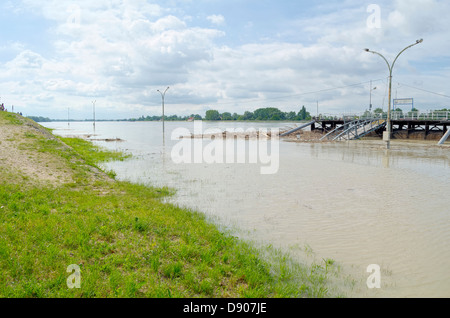 Les crues de la rivière du Danube dans la ville de Komarom, Hongrie, 5 juin 2013 Banque D'Images