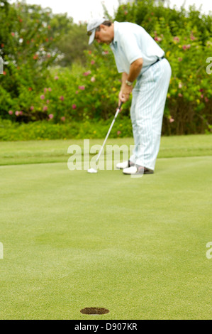 Un homme jouant le golf. Banque D'Images
