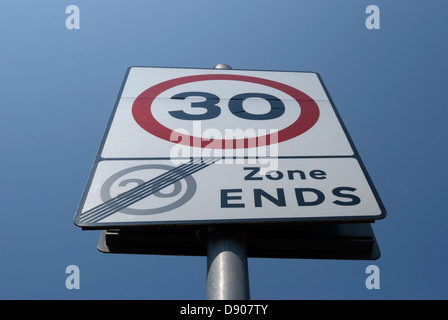 Panneau routier indiquant la fin de 20mph zone et début de zone 30 mph Banque D'Images