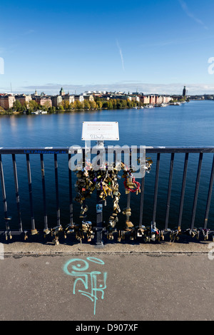 Cadenas accroché au parapet Banque D'Images