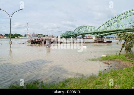 Les crues de la rivière du Danube dans la ville de Komarom, Hongrie, 5 juin 2013 Banque D'Images