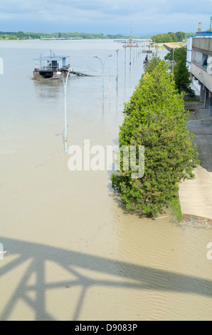 Les crues de la rivière du Danube dans la ville de Komarom, Hongrie, 5 juin 2013 Banque D'Images