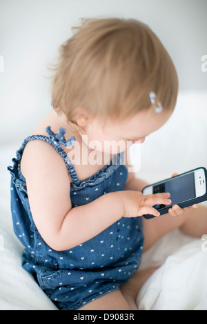 Little girl using cell phone Banque D'Images