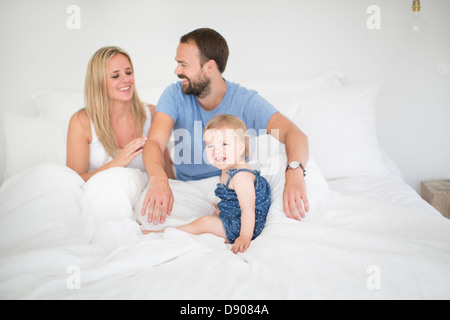 Les parents avec petite fille relaxing in bed Banque D'Images