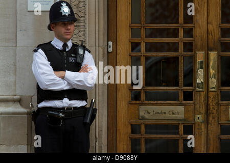 Londres, Royaume-Uni. 7 juin 2013. Policiers montent la garde à la London clinic après le Prince Phillip Le duc d'Édimbourg a été admis pour une opération abdominale exploratoire et devrait passer une quinzaine de jours à l'hôpital Credit : amer ghazzal/Alamy Live News Banque D'Images