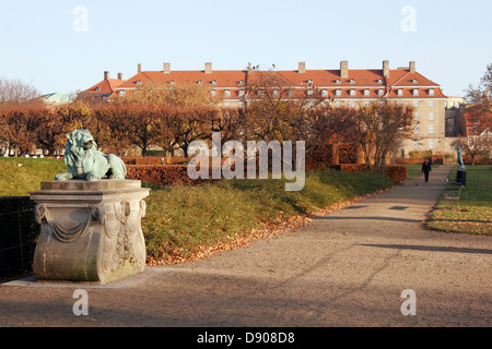 La statue de lion dans le parc appelée Kongens Have, Copenhague, Danemark Banque D'Images
